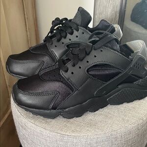 Nike Women's AIR HUARACHE size 7 NEW with box!